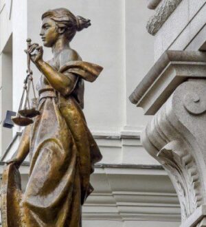 Жителя Антропово осудят за угон автомобиля и вовлечение несовершеннолетней в совершение тяжкого преступления