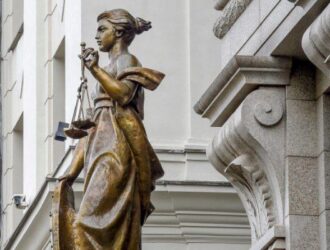 Жителя Антропово осудят за угон автомобиля и вовлечение несовершеннолетней в совершение тяжкого преступления