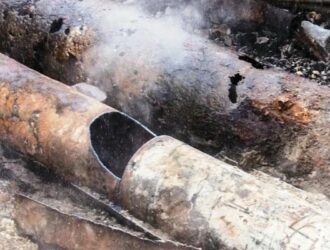 В Смоленске на переулке Зои Космодемьянской произошел порыв трубопровода